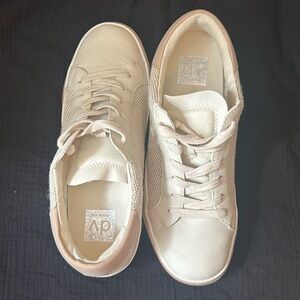Dolce Vita Harrison Sneaker, size 8, only worn once!